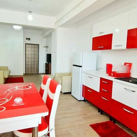 Red Accommodation Near Palas Mall Iasi Exterior photo