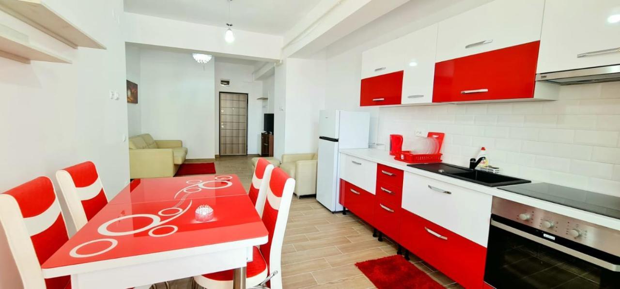 Red Accommodation Near Palas Mall Iasi Exterior photo